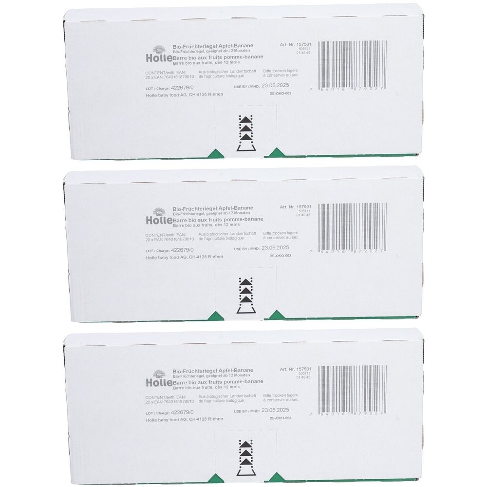 Drei weiße Kartons mit Produktinformationen. Aufdruck: Holle Bio-Fruchtriegel Apfel-Banane. Barcode und Haltbarkeitsdatum.