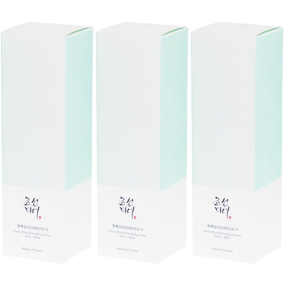 Drei weiße Produktverpackungen mit hellgrünen Deckeln. Auf der Vorderseite befinden sich Schriftzeichen und Produktinformationen.