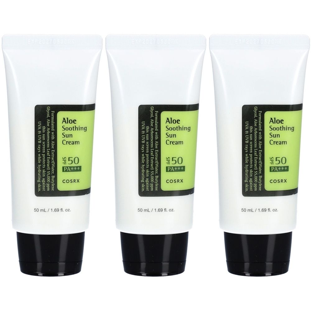 Drei Tuben COSRX Aloe Soothing Sun Cream SPF50+. Weiße Tuben mit schwarzem Deckel und grünem Etikett mit Produktinformationen.