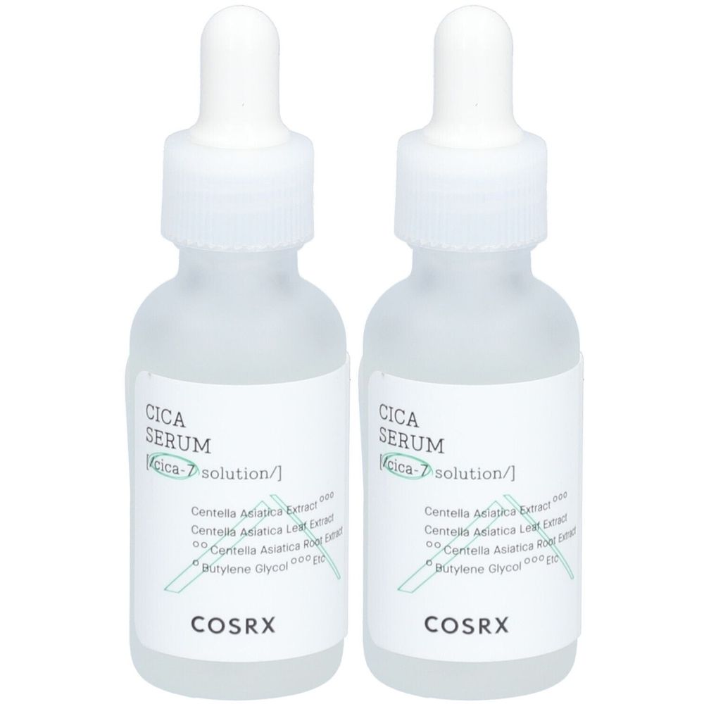 Zwei Flaschen Cica Serum mit Pipetten. Auf den Etiketten stehen Produktname, Inhaltsstoffe und Marke COSRX.