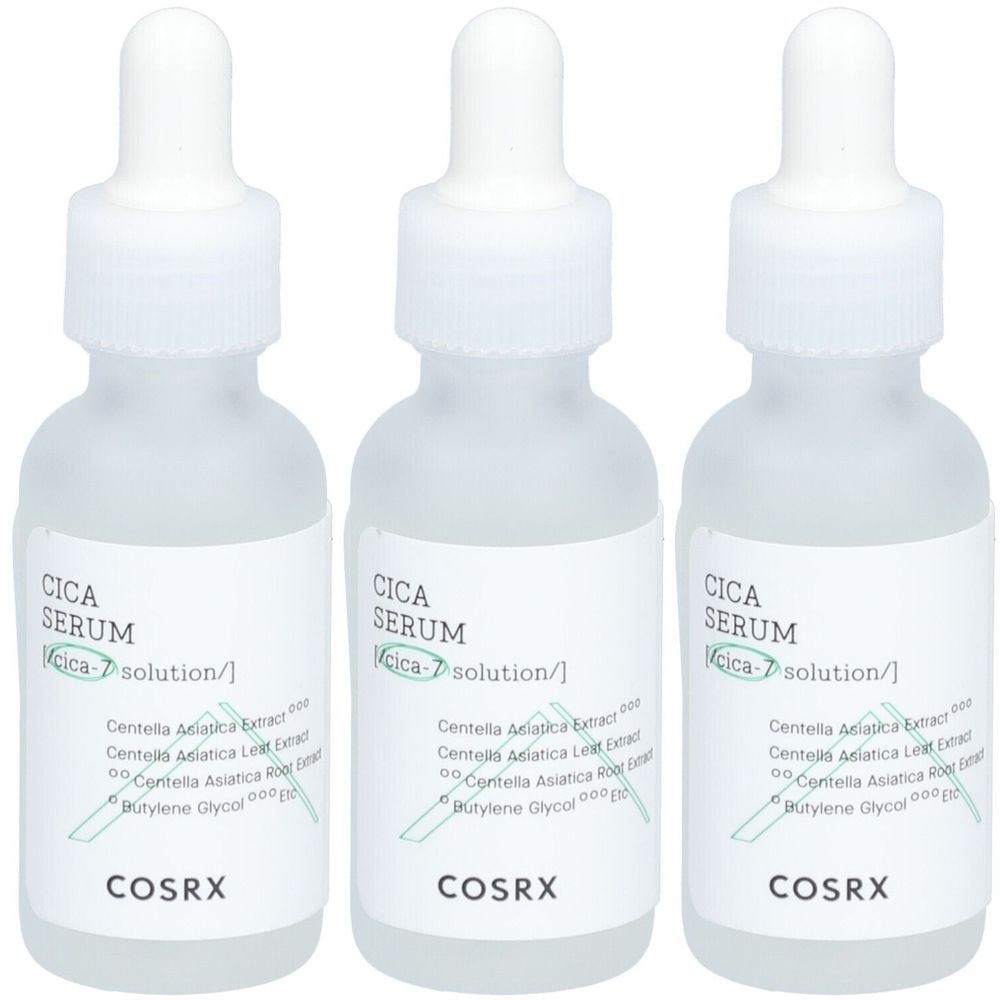 Drei Flaschen COSRX Cica Serum mit Pipetten. Auf den Etiketten steht "CICA SERUM" und Inhaltsstoffe. Der Markenname COSRX ist sichtbar.