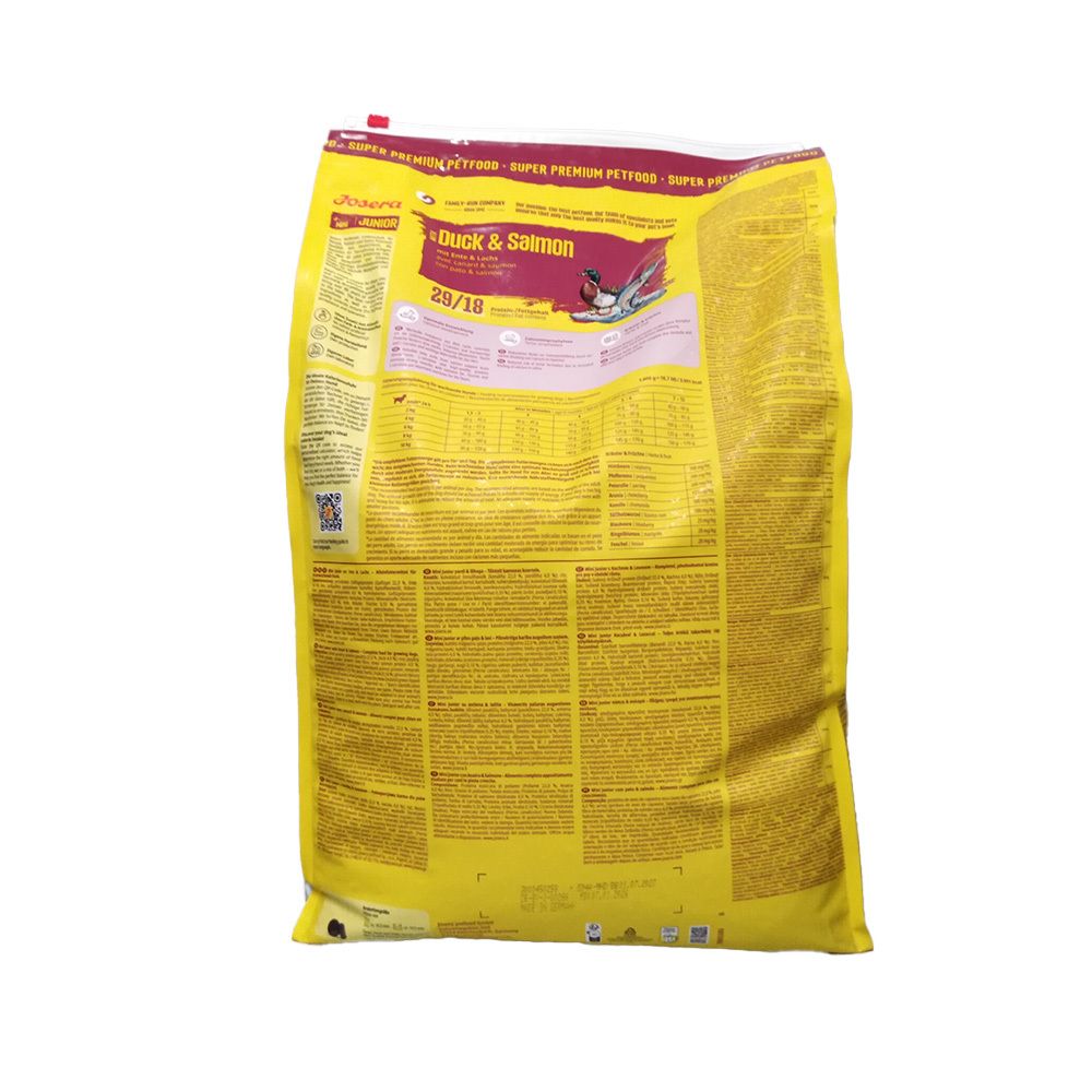 Rückseite eines gelben Beutels mit Aufdruck. Enthält Futter für Hunde. Aufschrift: Duck & Salmon. Text in mehreren Sprachen.