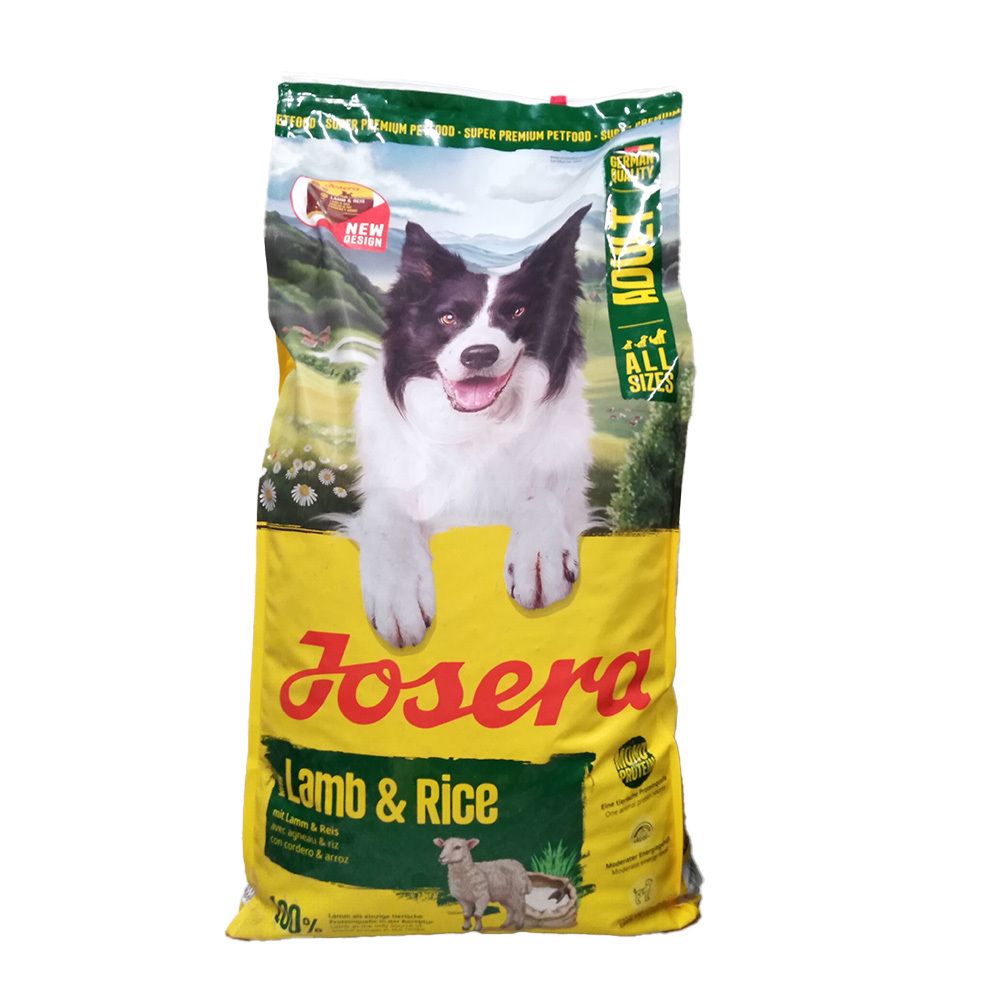 Gelber Sack mit Hundefutter. Aufschrift "Josera Lamb & Rice". Abbildung eines Hundes und eines Schafes. Grün-gelbe Verpackung.