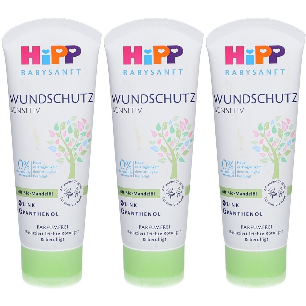 Drei Tuben Babysanft Wundschutzcreme. Weiße Tuben mit grünem Verschluss. Aufschrift: HiPP Babysanft, Wundschutz sensitiv, 0%, Zink, Panthenol.