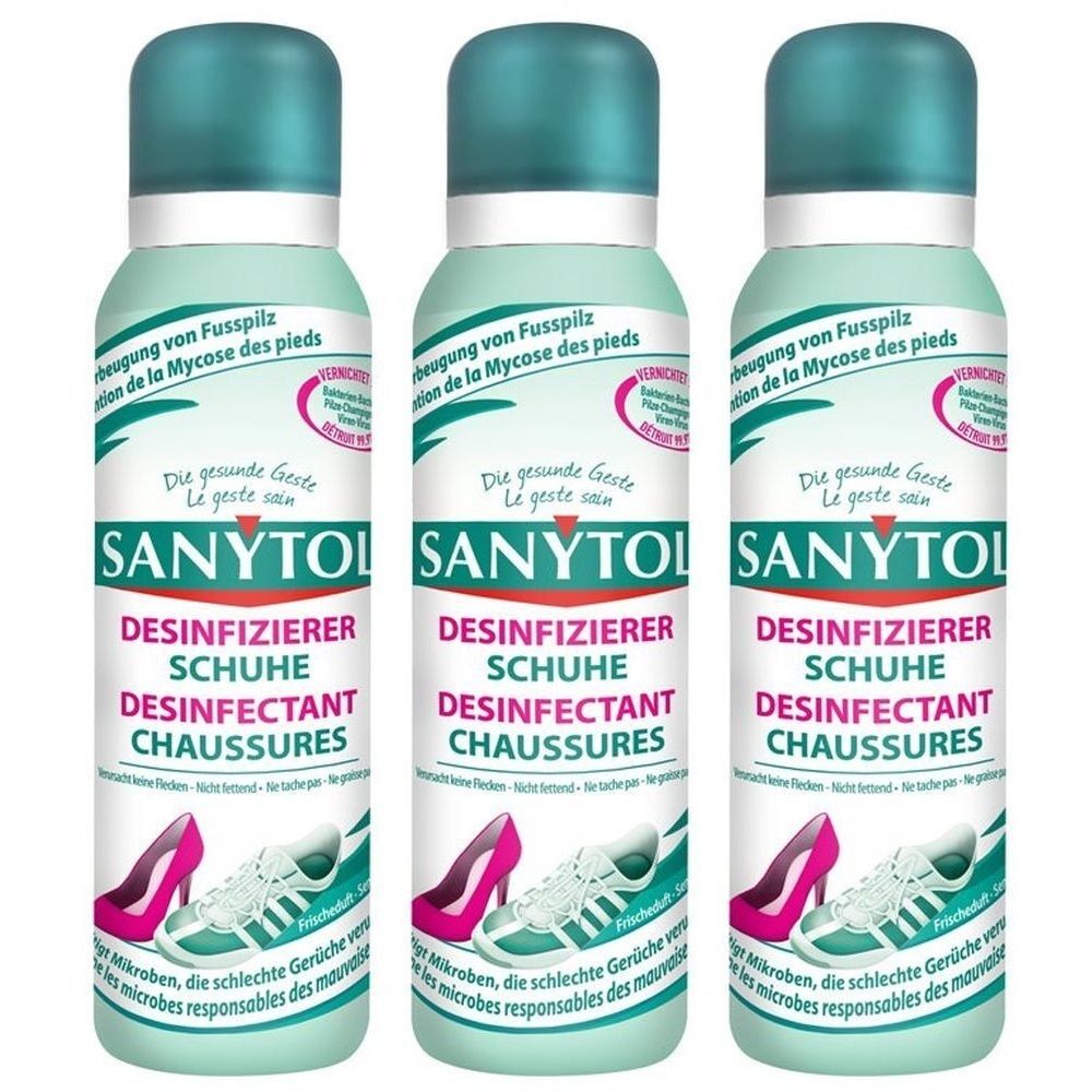 Drei Sprühflaschen SANYTOL DESINFIZIERER SCHUHE. Türkis-weiße Etiketten mit Produktnamen, Schuh-Illustrationen und Text. Türkis-farbene Kappen.
