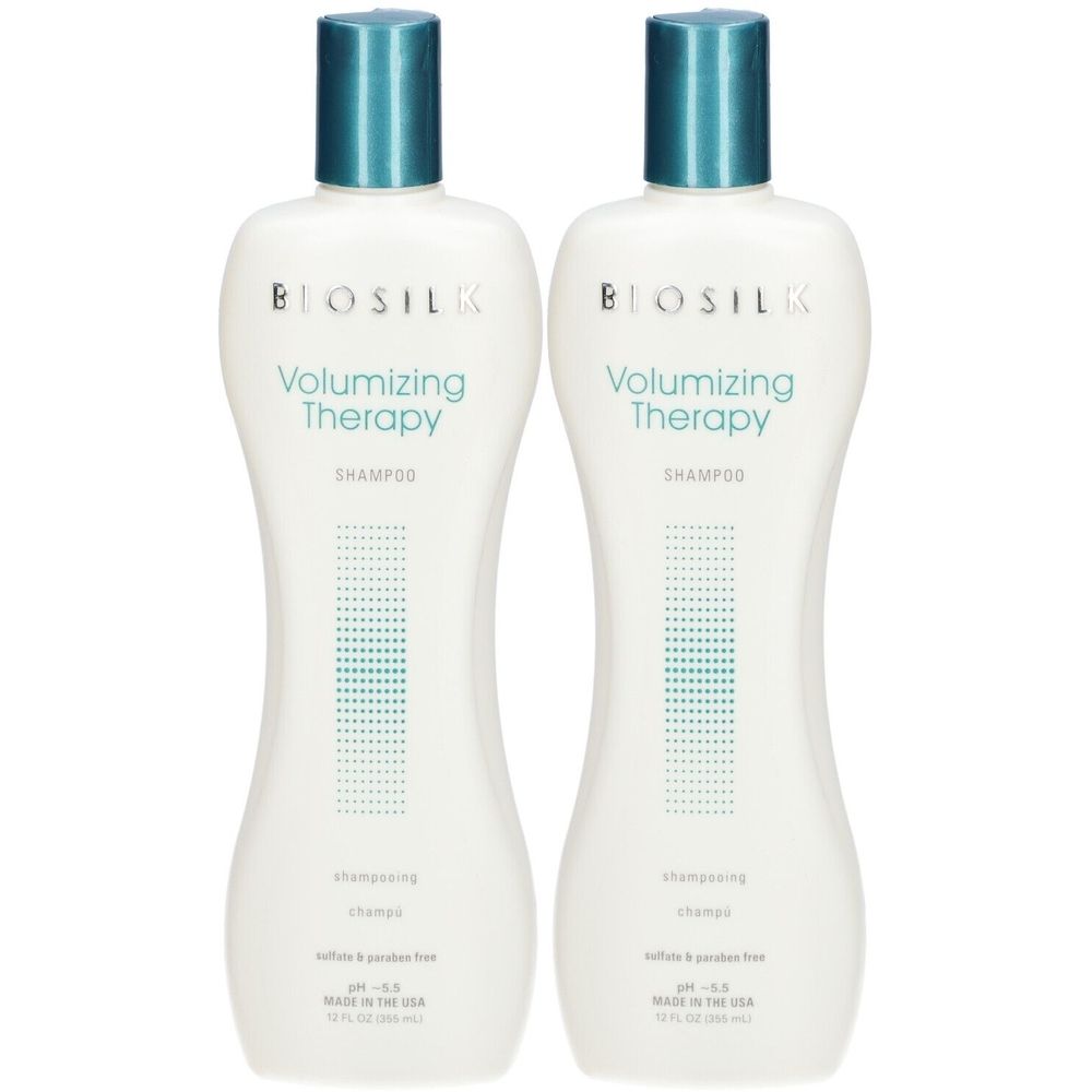 Zwei weiße Shampoo-Flaschen mit türkisfarbenen Deckeln. Aufschrift: BioSilk Volumizing Therapy Shampoo. pH 5.5.