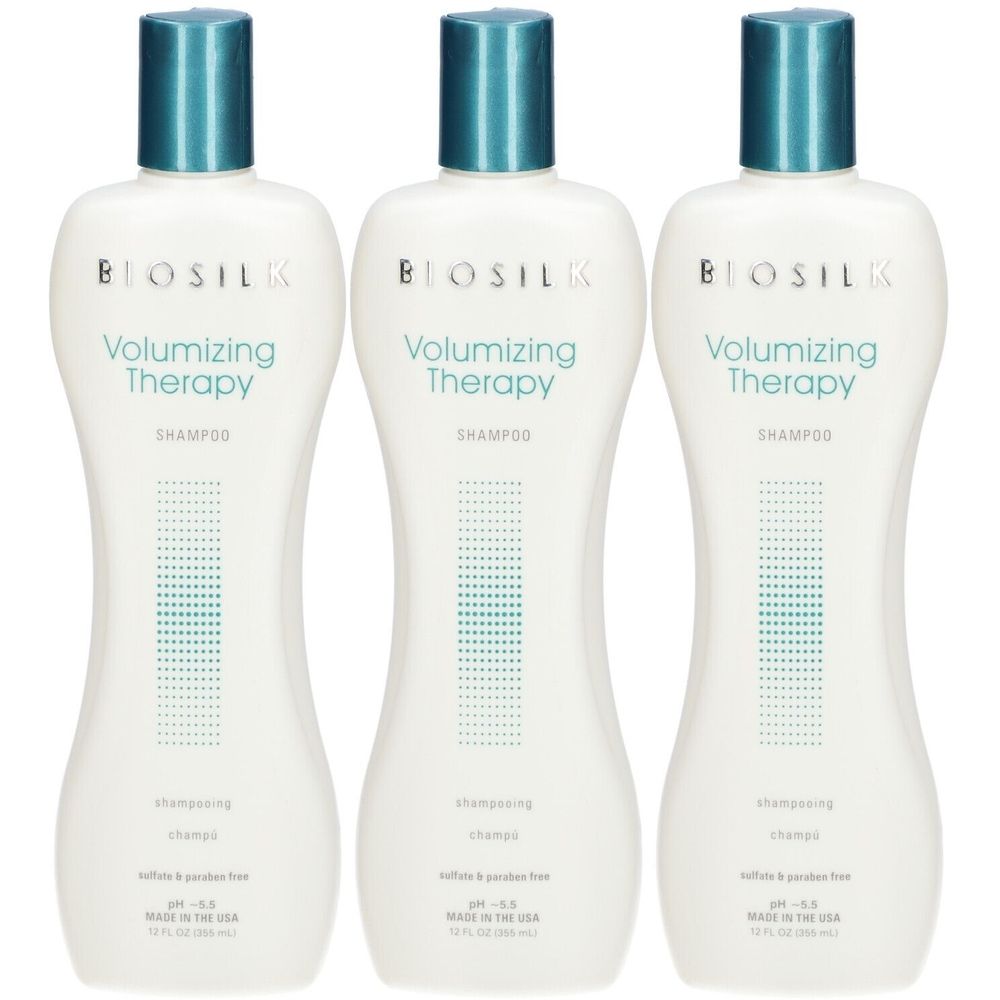 Drei weiße Flaschen mit blauem Verschluss. Aufschrift: BioSilk Volumizing Therapy Shampoo. Enthält keine Sulfate und Parabene.