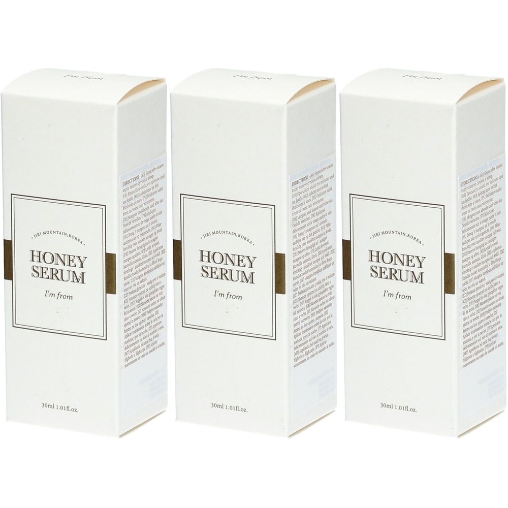 Drei weiße Produktverpackungen. Auf jeder Verpackung steht in einem rechteckigen Rahmen "HONEY SERUM" und "I'm from".