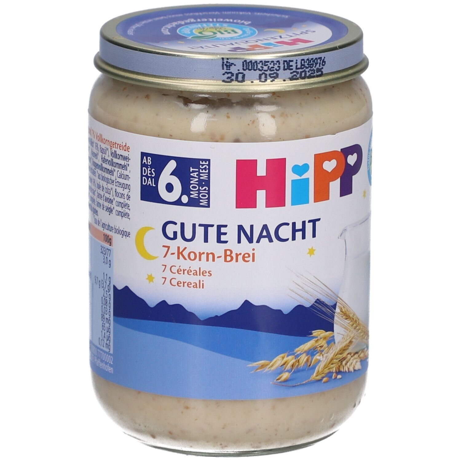 Glas mit Babybrei. Aufschrift: HIPP Gute Nacht 7-Korn-Brei. Ab 6 Monaten. MHD 30.09.2025. Deckel blau, Etikett weiß mit gelben und blauen Elementen.