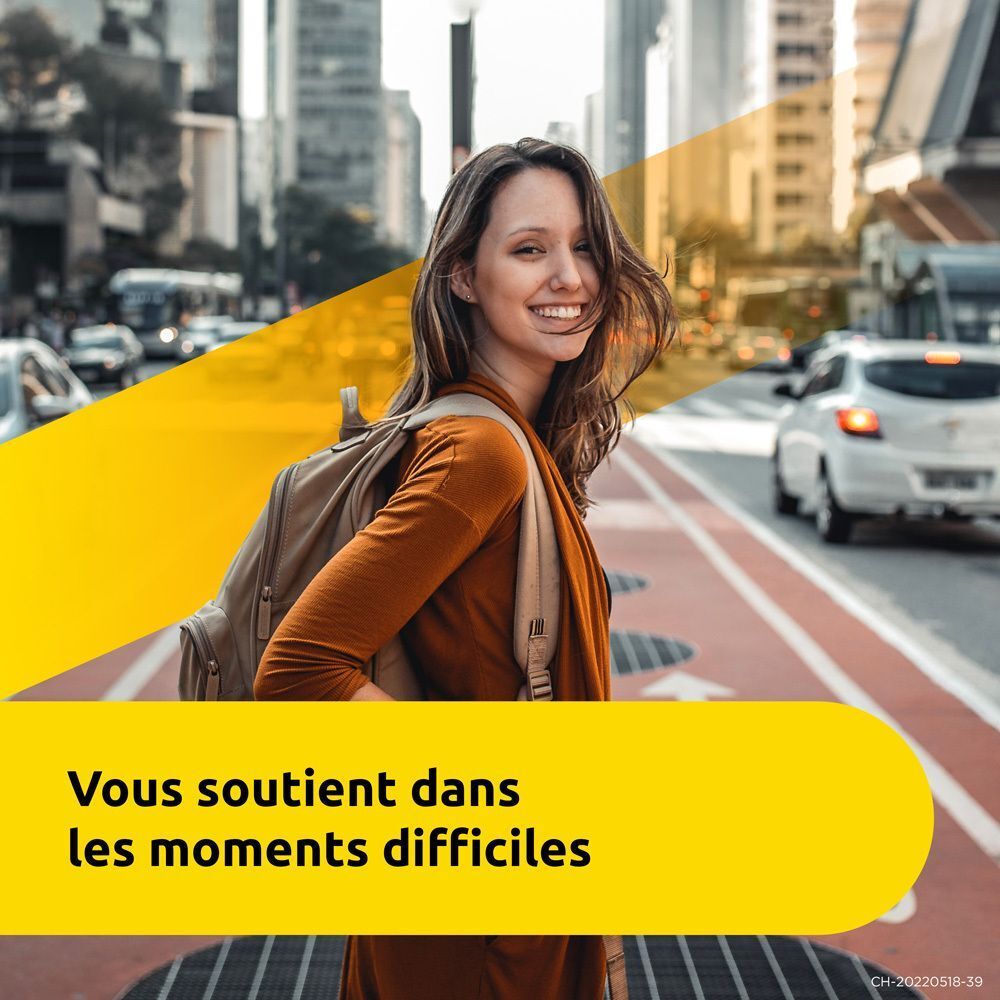 Femme souriante traversant une rue. Texte: Vous soutient dans les moments difficiles.