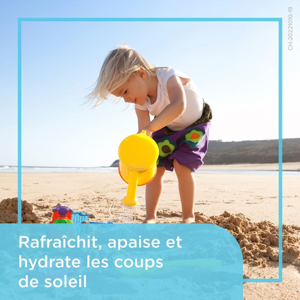 Enfant sur la plage avec un arrosoir jaune. Texte: Rafraîchit, apaise et hydrate les coups de soleil. Fond bleu.
