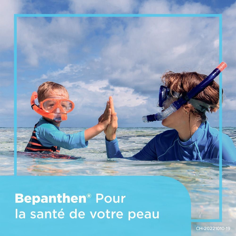 Deux personnes dans l'eau avec des masques de plongée. Texte: Bepanthen Pour la santé de votre peau. Fond bleu.