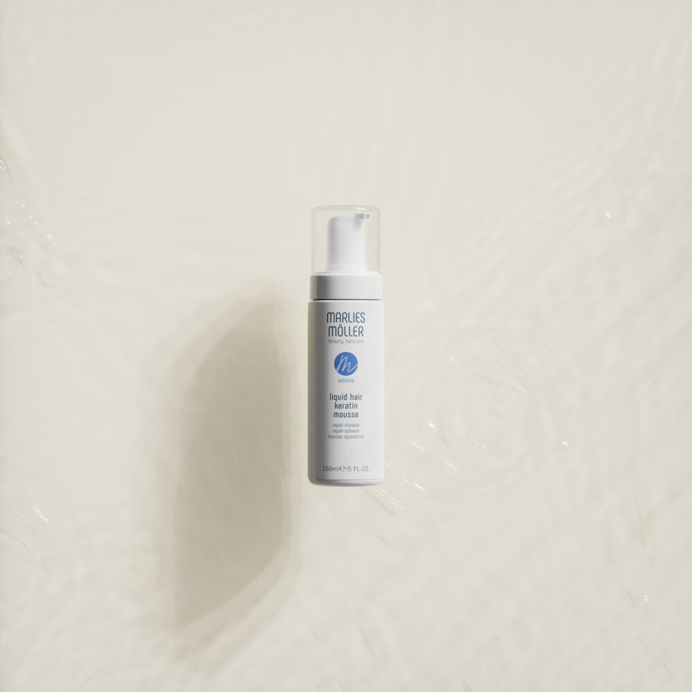 Weiße Pumpspenderflasche mit Marlies Möller Logo. Enthält Liquid Hair Keratin Mousse.