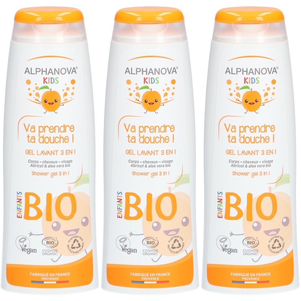 Drei Flaschen ALPHANOVA Kids Bio 3-in-1 Waschgel. Weiße Flaschen mit orangefarbenen Deckeln und Etiketten. Aufdrucke: BIO, Vegan, Aprikose.