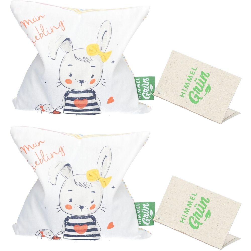 Zwei Kissen mit Hasenmotiv und Etikett. Aufschrift "Mein Liebling". Marke: HIMMELGRÜN. Grün-weißes Etikett mit Logo.