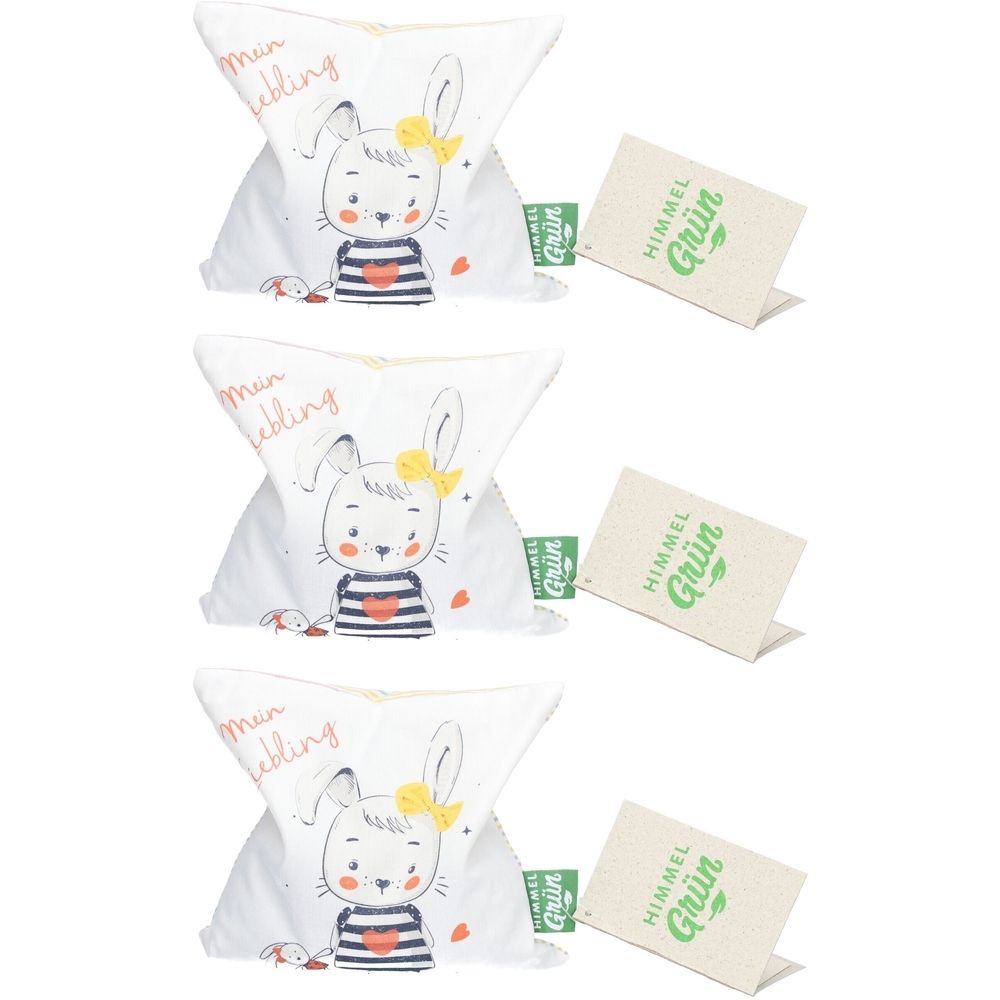 Drei Traubenkernkissen mit Hasenmotiv und Etikett "HIMMELGRÜN". Kissen mit Aufdruck "Mein Liebling".