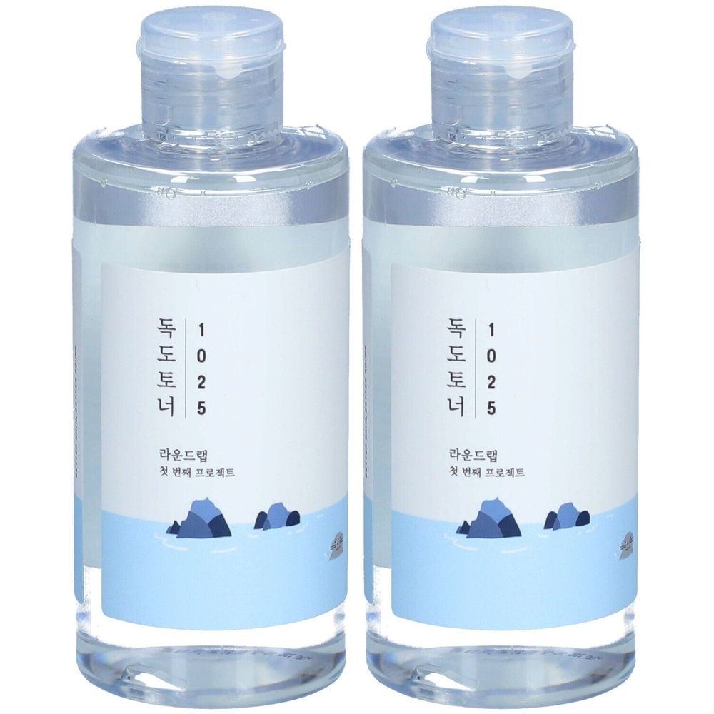 Zwei transparente Flaschen mit weißem Etikett und blauem Design. Auf dem Etikett steht in koreanischen Schriftzeichen "Dokdo Toner".