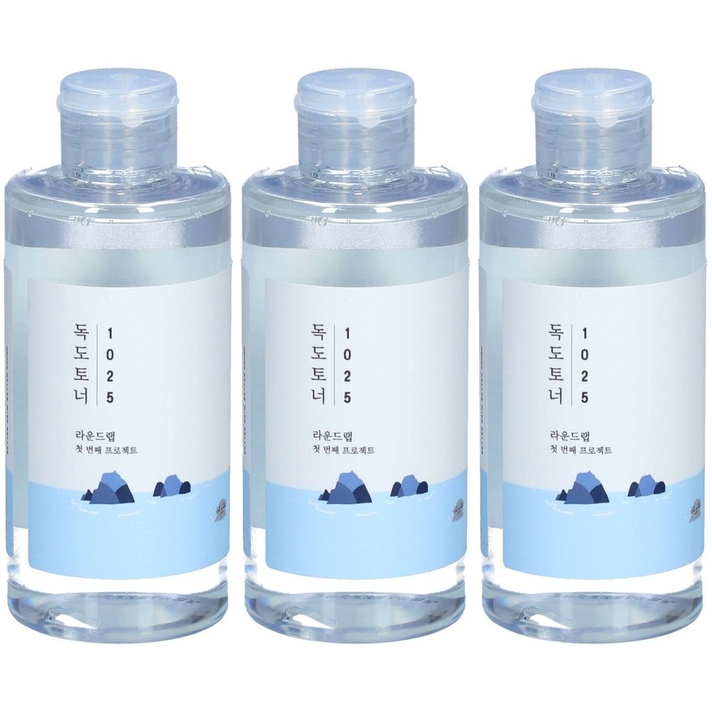 Drei transparente Flaschen mit weißem Etikett und koreanischem Text. Blaue Landschaft auf dem Etikett.