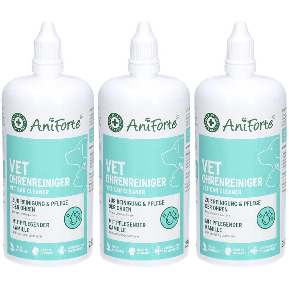 Drei weiße Flaschen mit blauen Etiketten. Aufschrift: AniForte VET Ohrreiniger. Mit Kamille. Für Hunde und Katzen.