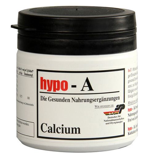 Weiße Dose mit schwarzem Deckel. Aufschrift: hypo-A Calcium. Text: Die Gesunden Nahrungsergänzungen. Logo des Deutschen Ski-Verbands.