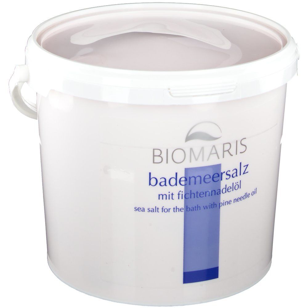 Weißer Eimer mit Deckel. BIOMARIS-Logo und Produktbezeichnung: Bademeersalz mit Fichtennadelöl. Blaue Markierung.