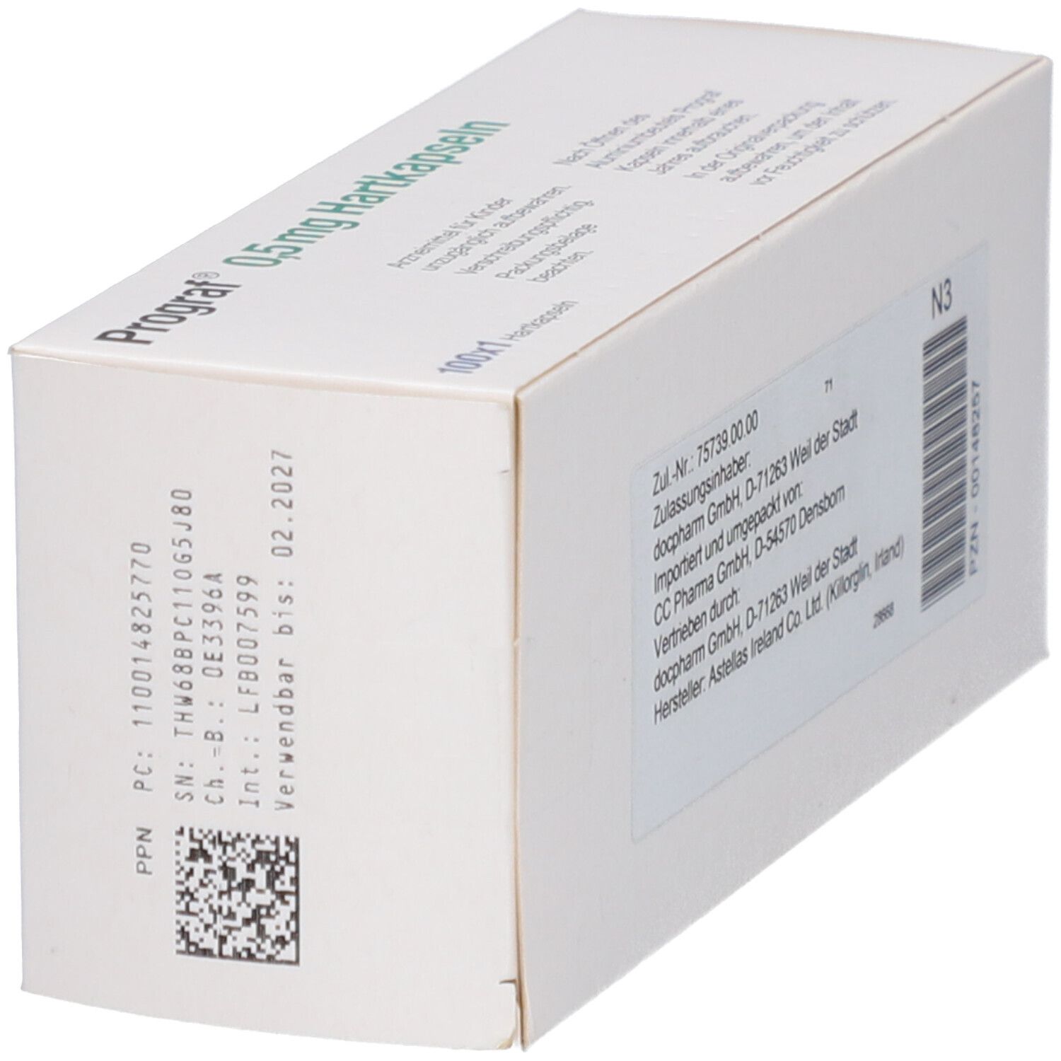 Schräg gestellte Prograf-Verpackung. Aufschrift 0,5 mg Hartkapseln. Barcode und Adressinformationen.