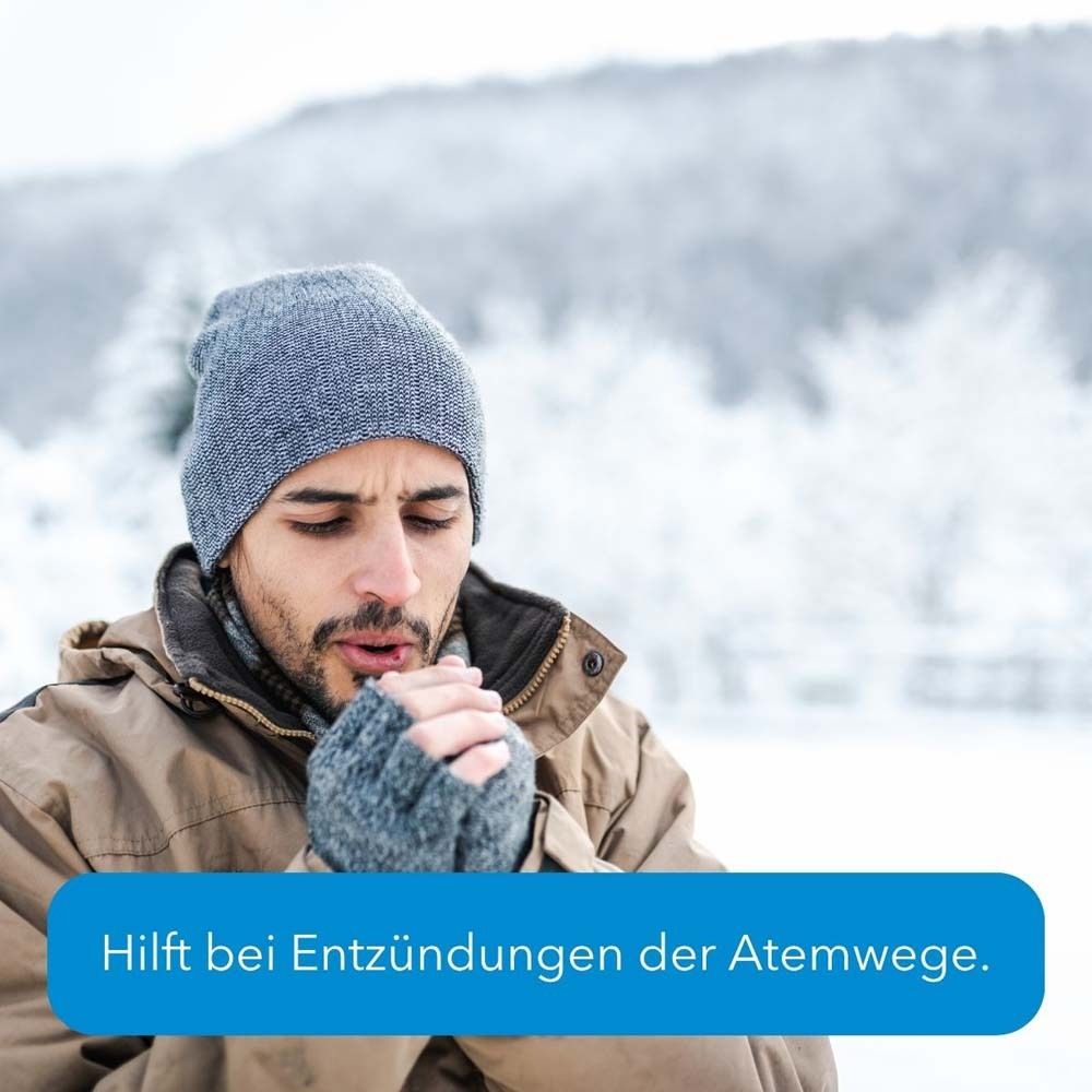 Mann im Winter mit Mütze und Handschuhen. Text: Hilft bei Entzündungen der Atemwege.