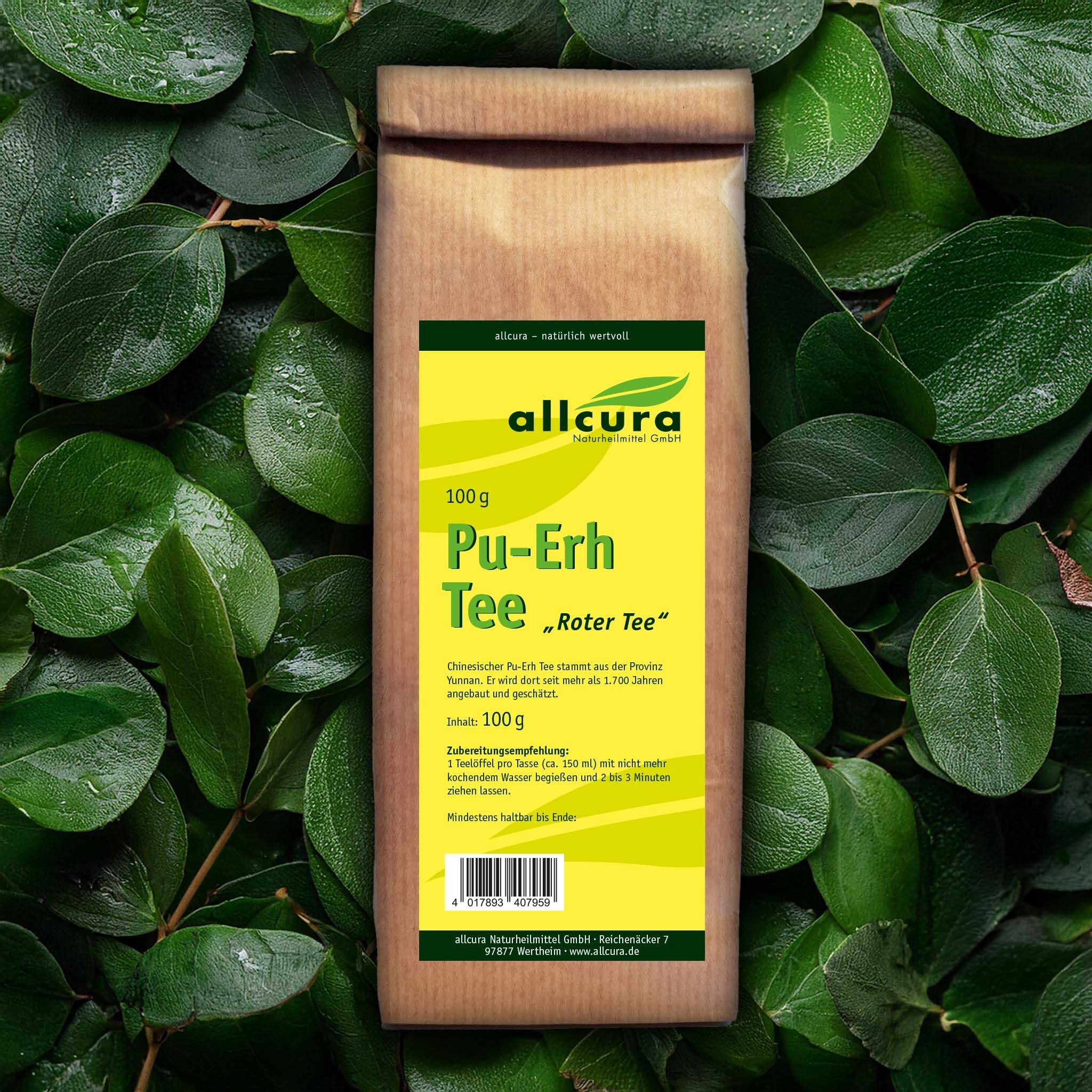Braune Papiertüte mit gelbem Etikett, umgeben von grünen Blättern. Aufschrift: allcura Pu-Erh Tee „Roter Tee“. 100 g.