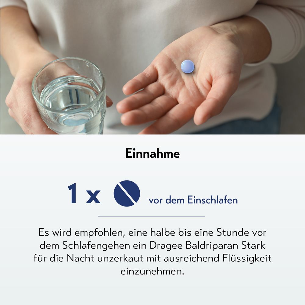 Person hält Tablette und Glas Wasser. Text: Einnahme. 1x vor dem Einschlafen. Empfehlung: Tablette unzerkaut mit Flüssigkeit.