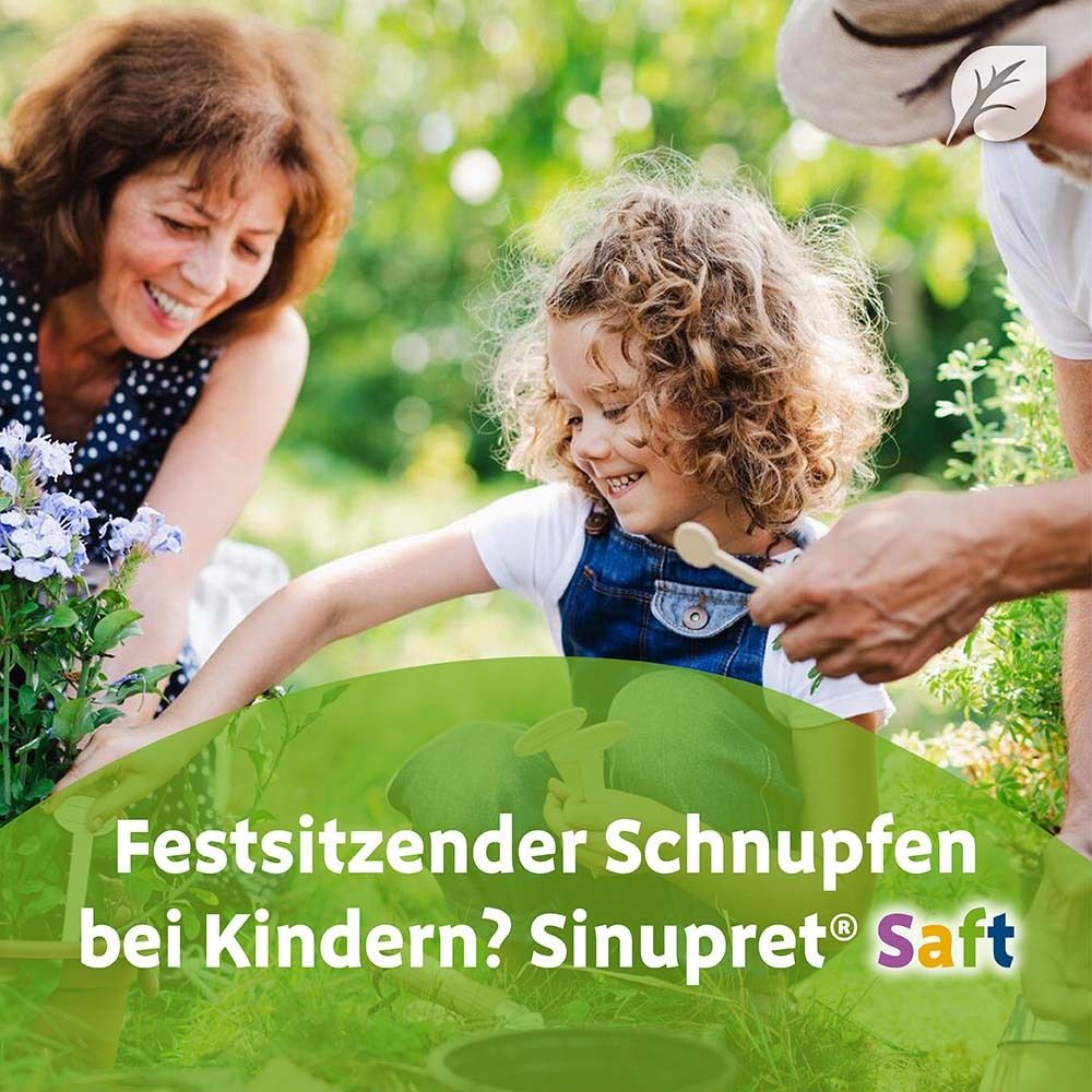 Familie im Garten. Text: Festitzender Schnupfen bei Kindern? Sinupret® Saft.