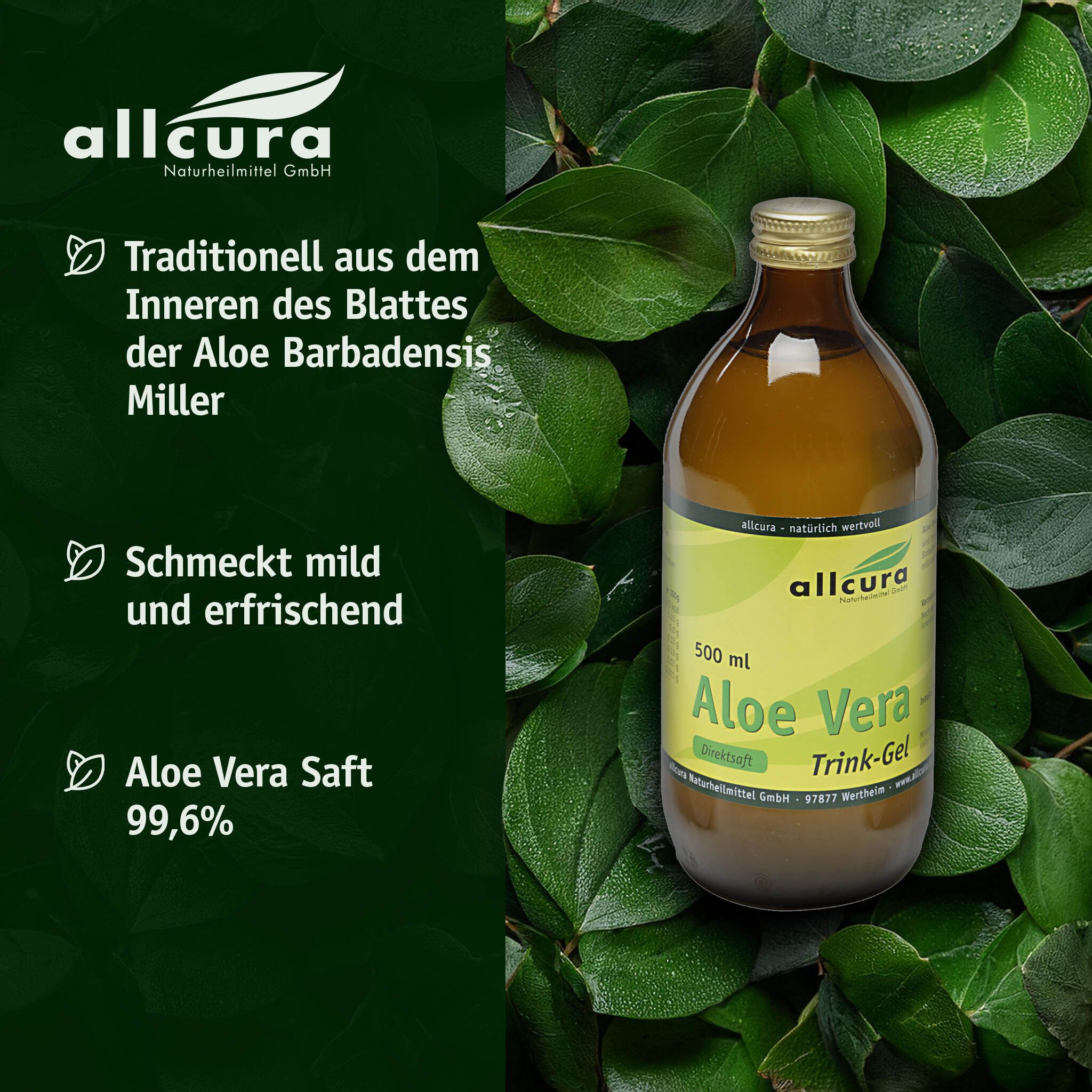 Braune Glasflasche mit gelbem Etikett, umgeben von grünen Blättern. Aufschrift: Aloe Vera Trink-Gel. Marke: allcura.