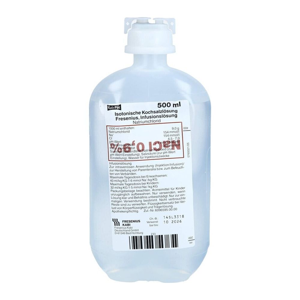 Flasche Isotonische Kochsalzlösung 0,9%. Transparente Flasche mit weißem Etikett. Sichtbare Schrift: NaCl 0,9%, 500 ml.
