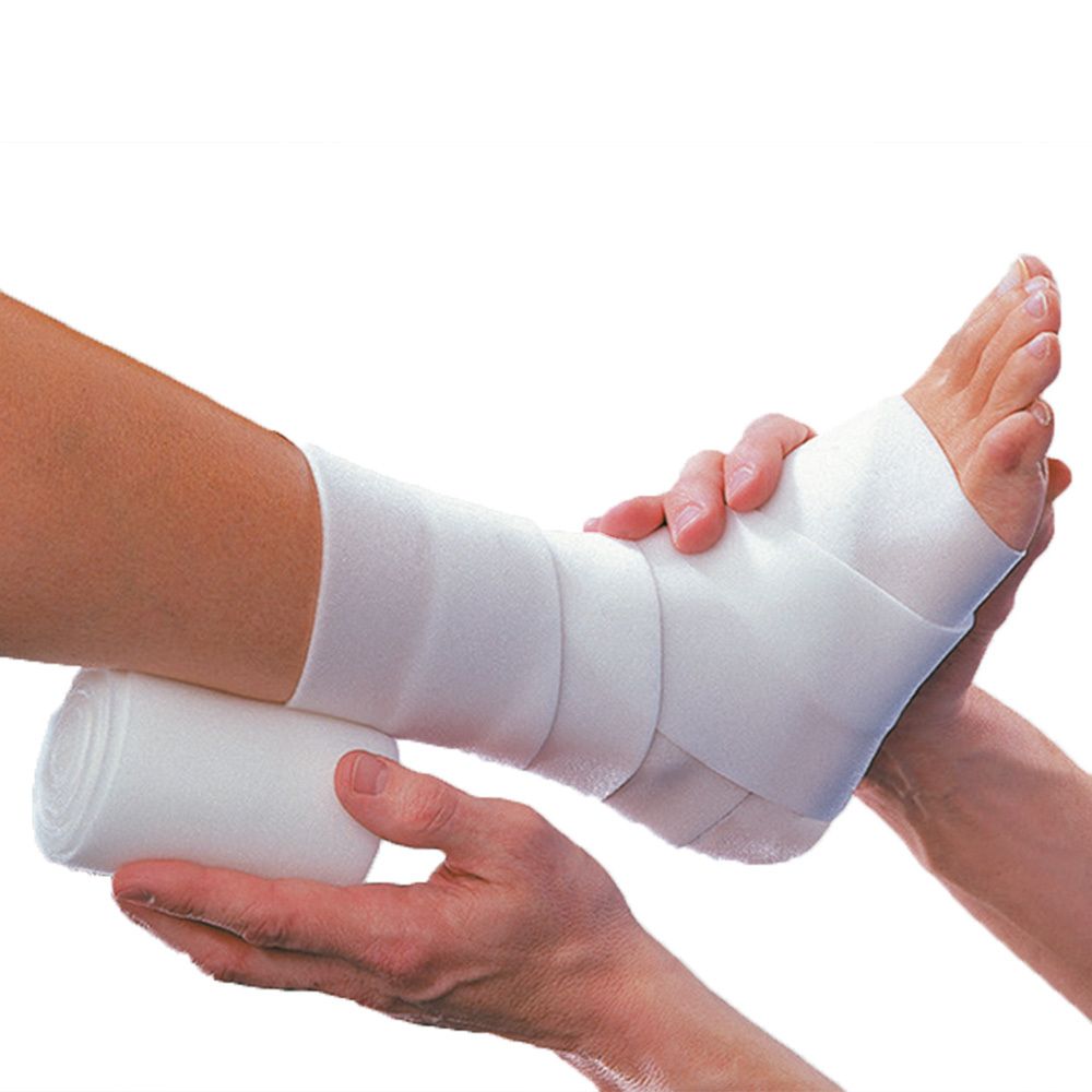 Fuß mit weißem Verband umwickelt. Eine Rolle Verband wird gehalten.