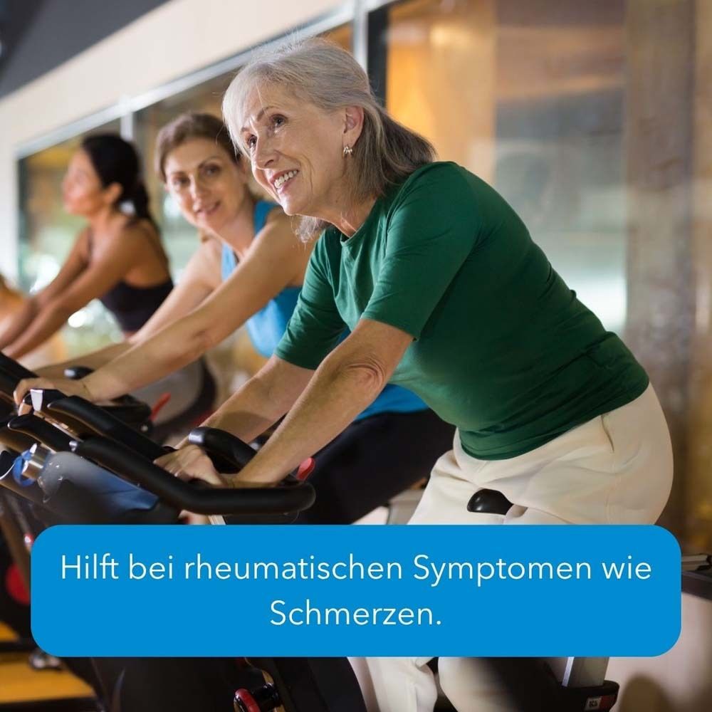Drei Frauen auf Fahrrädern in einem Fitnessstudio. Text: Hilft bei rheumatischen Symptomen wie Schmerzen.