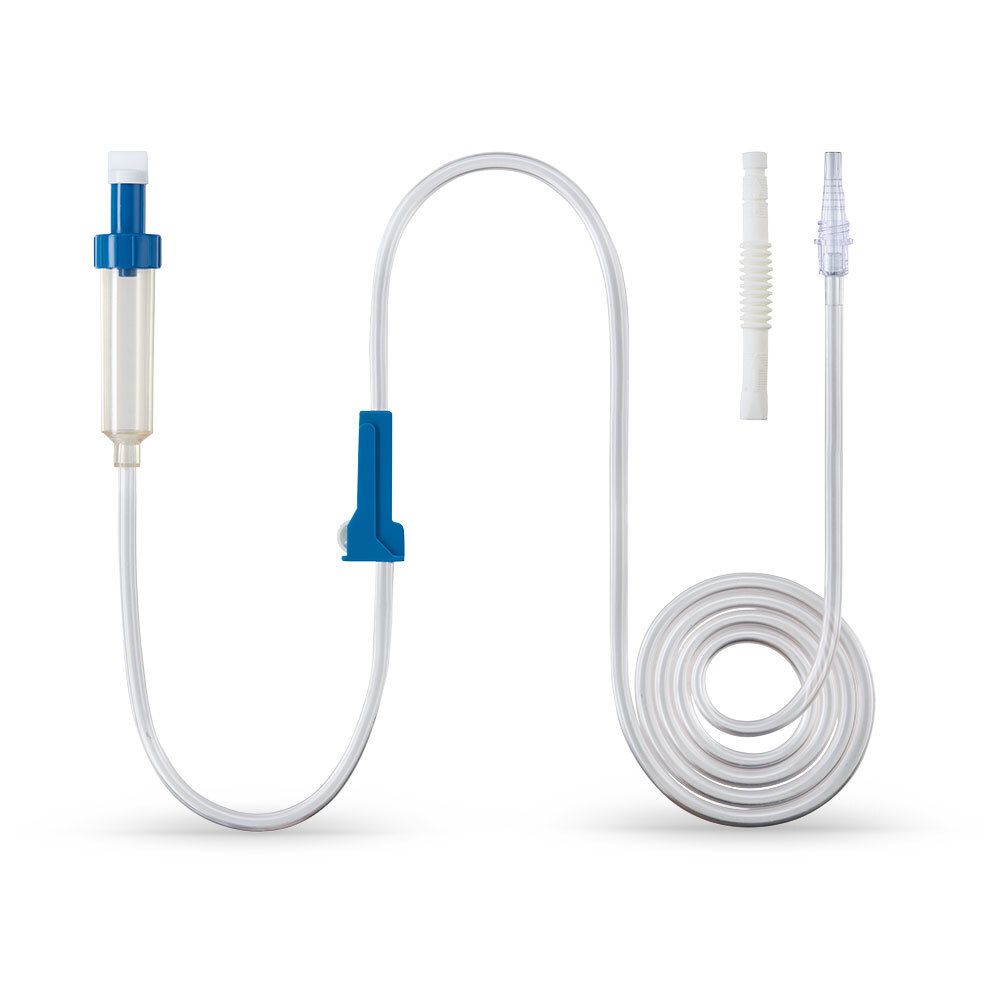 Überleitgerät mit Tropfkammer, blauem Verschluss und Schlauch. Zwei separate Teile. Aufgerollter Schlauch.