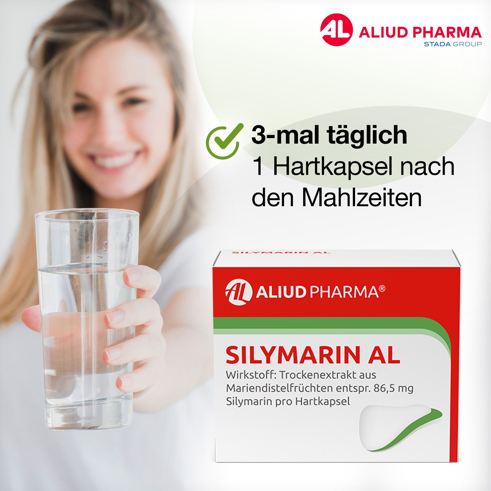 Frau hält Glas Wasser und Silymarin AL. Packung mit Produktinformationen. Text: 3-mal täglich 1 Hartkapsel.