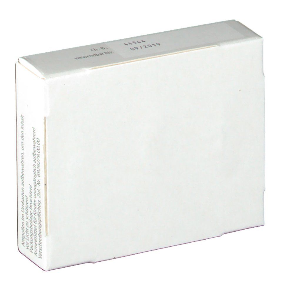Weiße rechteckige Schachtel. Auf der Seite Text und ein Verfallsdatum. Rückseite leer.