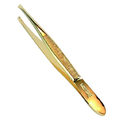 Goldfarbene Pinzette mit schräger Spitze. Der Griff ist geriffelt. Auf dem Griff ist der Schriftzug "Malteser" zu sehen.