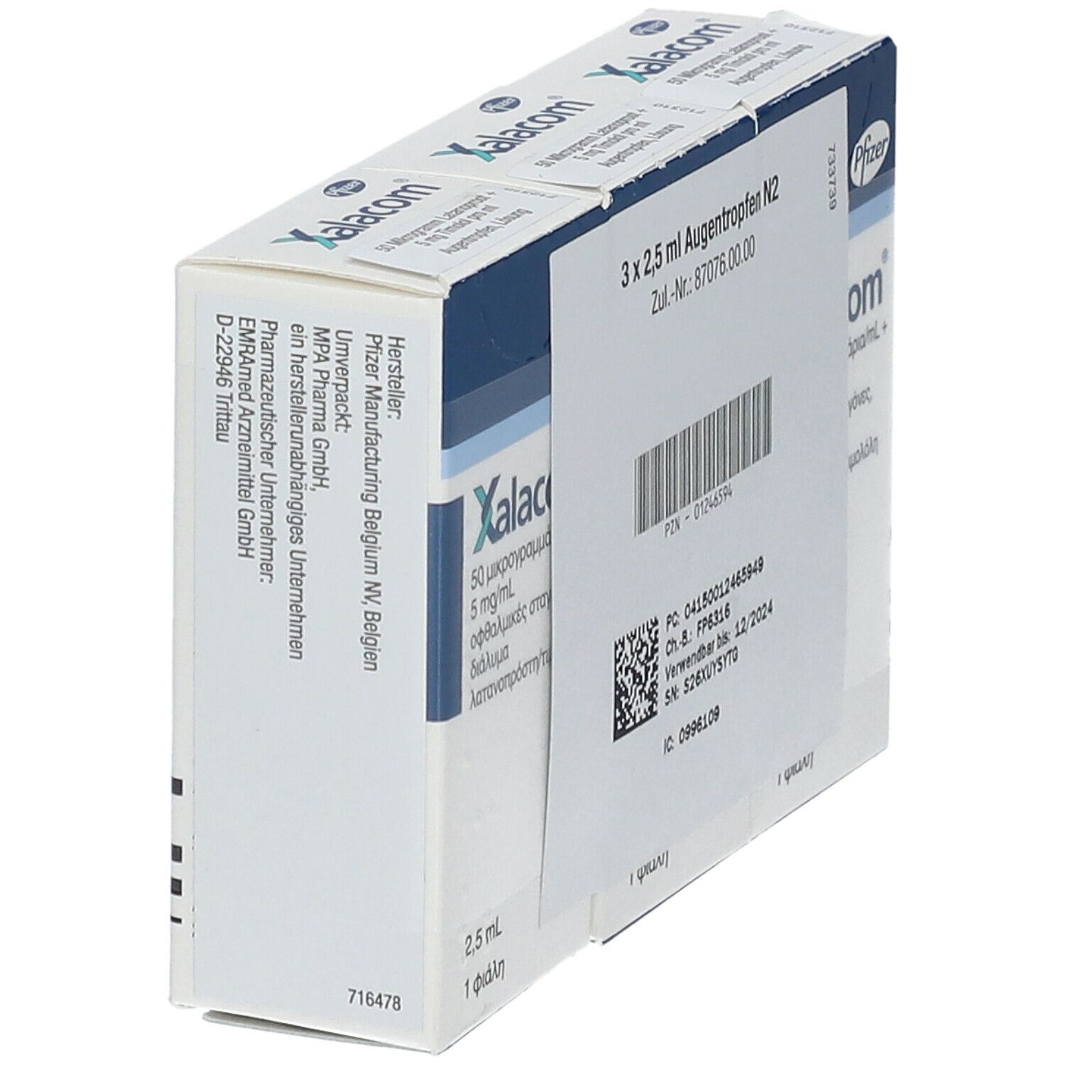 Schrägansicht der Xalacom-Verpackung. Enthält 3 x 2,5 ml Augentropfen. Aufdrucke mit Produktinformationen.