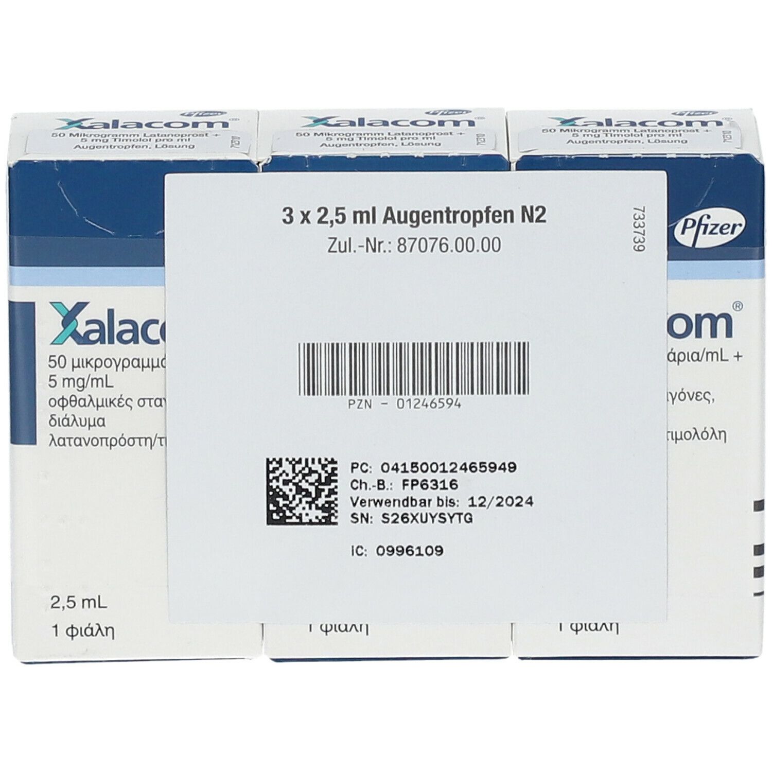 Verpackung von Xalacom Augentropfen. Enthält 3 x 2,5 ml. Aufdrucke mit Produktinformationen und Barcode.