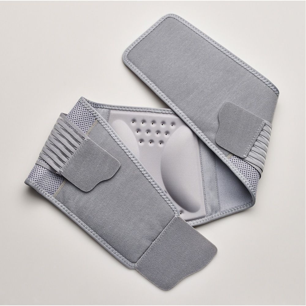 Graue FUTURO™ Rücken-Bandage. Bandage mit Klettverschluss und Polsterung. Detailansicht.