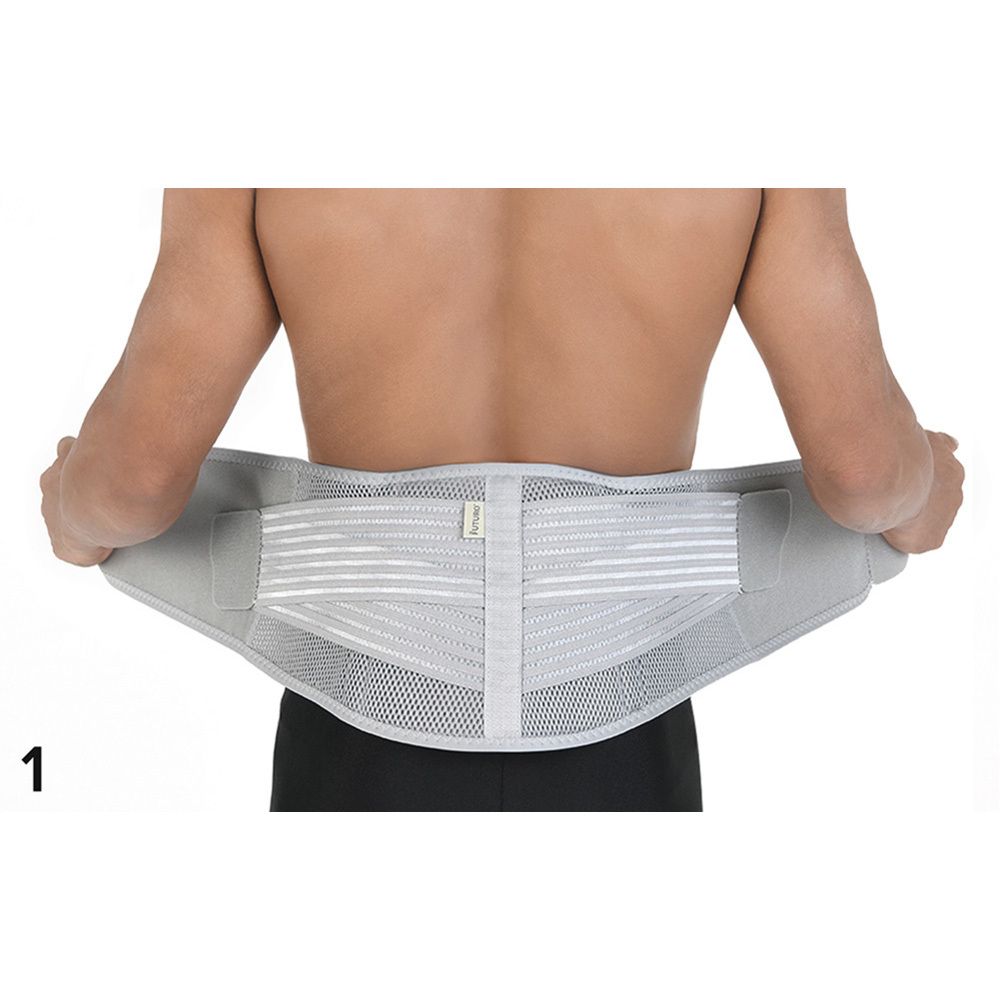 Person mit FUTURO™ Rücken-Bandage. Bandage am Rücken befestigt. Graue Bandage.