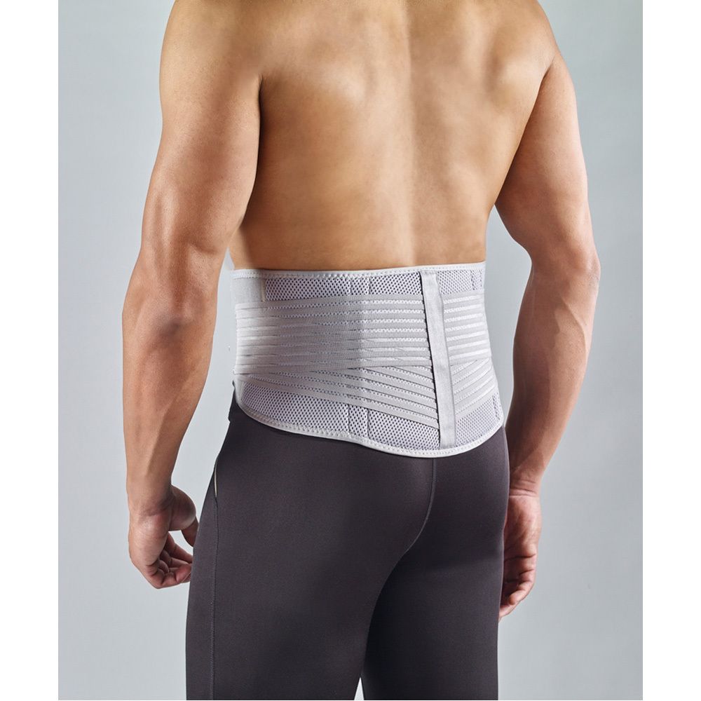 Person mit FUTURO™ Rücken-Bandage. Bandage am Rücken befestigt. Graue Bandage.