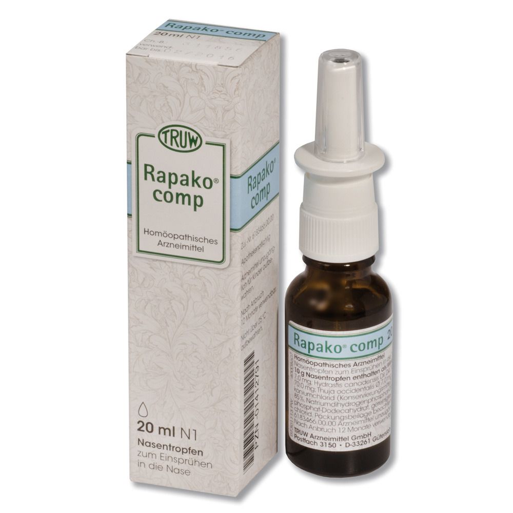 Braune Glasflasche mit weißem Sprühkopf und Karton. Aufschrift: Rapako comp, 20 ml N1 Nasentropfen. Homöopathisches Arzneimittel.