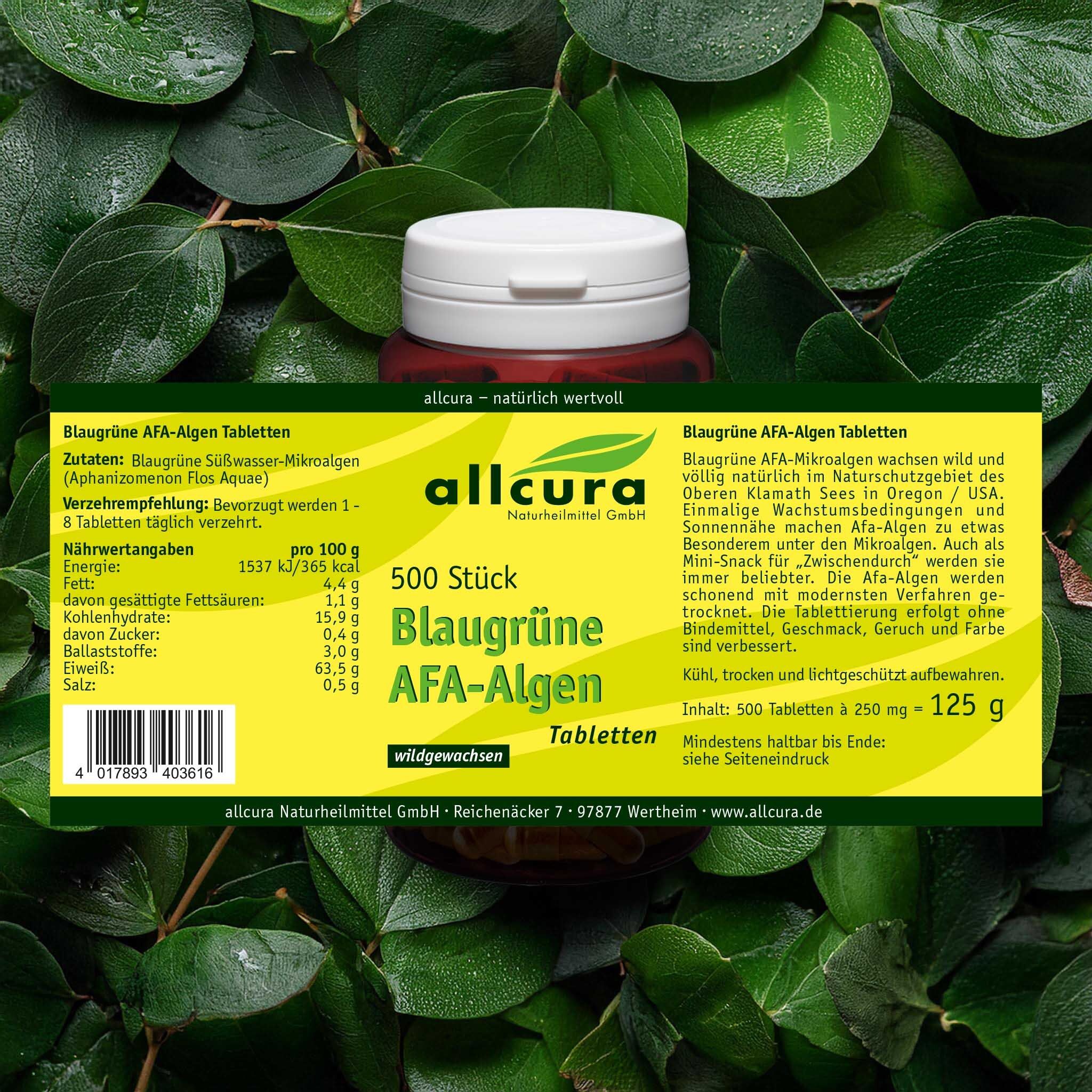 Braune Tablettenflasche mit weißem Deckel, umgeben von Blättern. Aufschrift: 500 Stück Blaugrüne AFA-Algen Tabletten. Nährwertangaben.