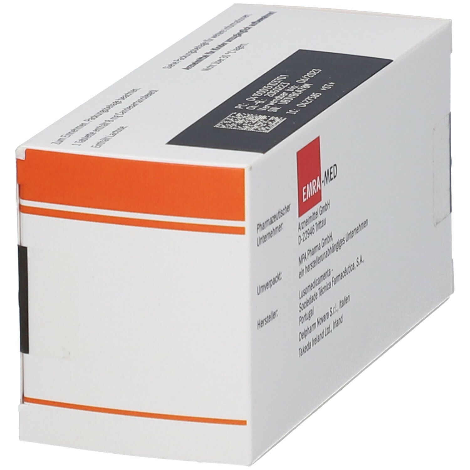 Schräg gestellte weiße Tablettenbox mit Informationen zu Hersteller und pharmazeutischem Unternehmen.