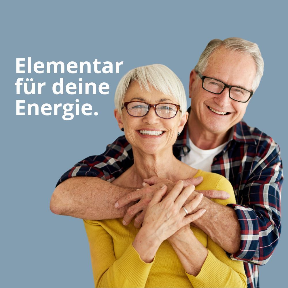 Älteres Ehepaar umarmt sich. Beide tragen Brillen und lächeln. Hintergrund blau.