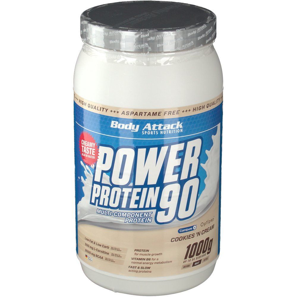Weißes Proteinpulver-Behälter mit blauem Etikett. Aufschrift: Body Attack Power Protein 90 Cookies 'n Cream. 1000g.