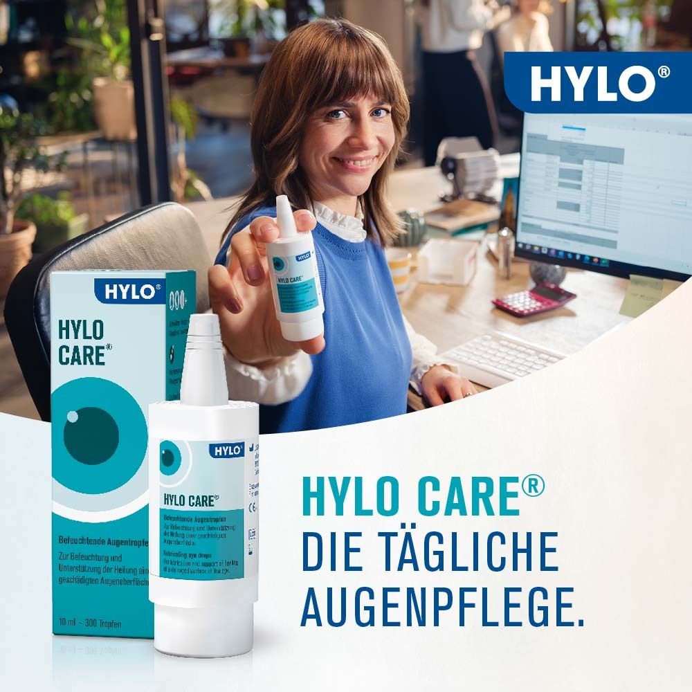 Frau hält HYLO CARE® Augentropfen. Auf dem Tisch stehen Verpackung und Flasche. Text: HYLO CARE® - DIE TÄGLICHE AUGENPFLEGE.