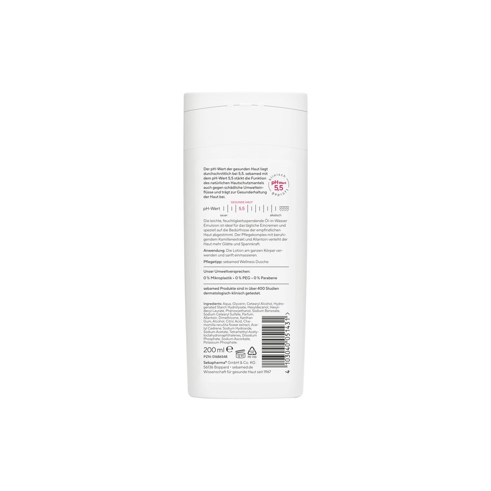 Rückseite der sebamed® Lotion Flasche. Text: pH-Wert 5,5 stabilisiert den Hautschutzmantel. Inhaltsstoffe und Hersteller.
